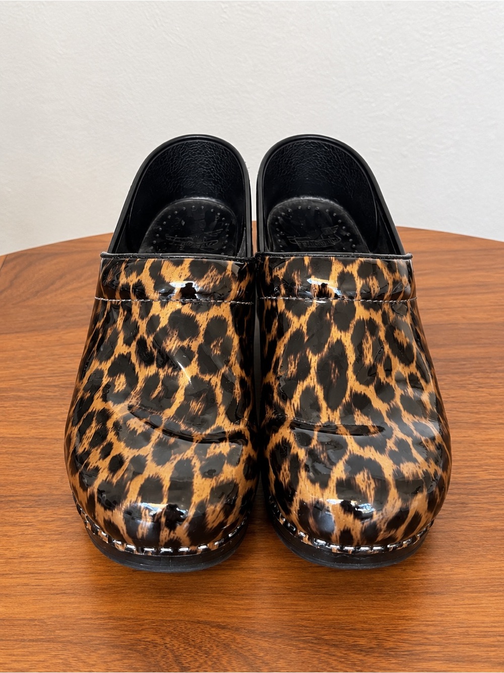 Dansko Professional Leopard Print Patent Leather Clogs Women’s 39 US 8.5–9